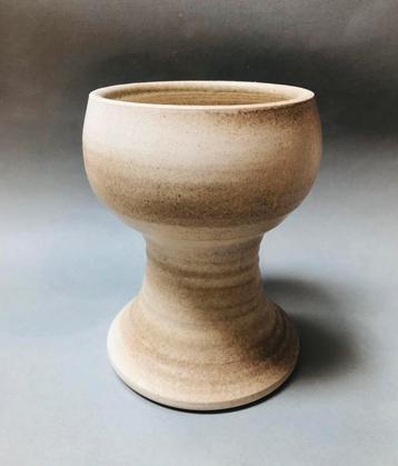 Aardewerken vintage vaas, mooie vorm, crème, handgemaakt beschikbaar voor biedingen