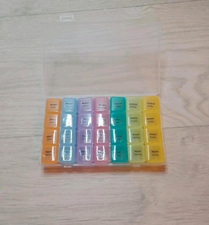 NIEUWE PILLENDOOS MAANDAG TOT ZONDAG 4 VAKJES PER DAG, Diversen, Verpleegmiddelen, Nieuw, Ophalen of Verzenden