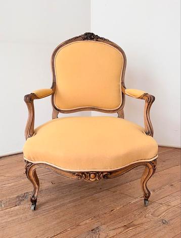Antieke Louis XV stoel, fauteuil, geel beschikbaar voor biedingen