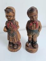 Twee bruine beeldjes. Jongen en meisje (Roodkapje?), Verzamelen, Beelden en Beeldjes, Ophalen of Verzenden, Gebruikt, Mens