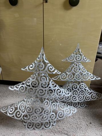 2 ijzeren witte decoratieve kerstbomen beschikbaar voor biedingen
