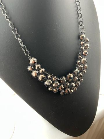 Zwarte Ketting beschikbaar voor biedingen