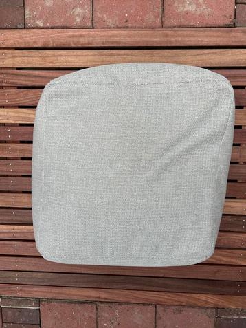 Laui poef – lichtgrijs, geschikt voor binnen & buiten. beschikbaar voor biedingen