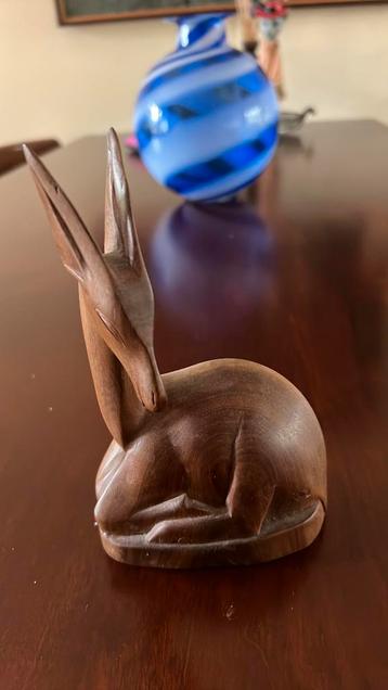 Vintage beeldje Antiloop in teakhout beschikbaar voor biedingen