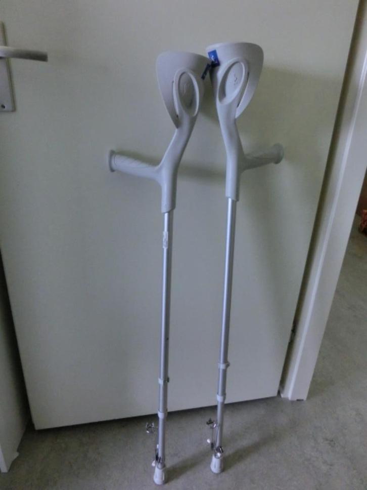 loopkrukken 2 st met ijsprikkers ergonomische vorm zgan, Diversen, Loopkrukken, Zo goed als nieuw, In hoogte verstelbaar, Ophalen