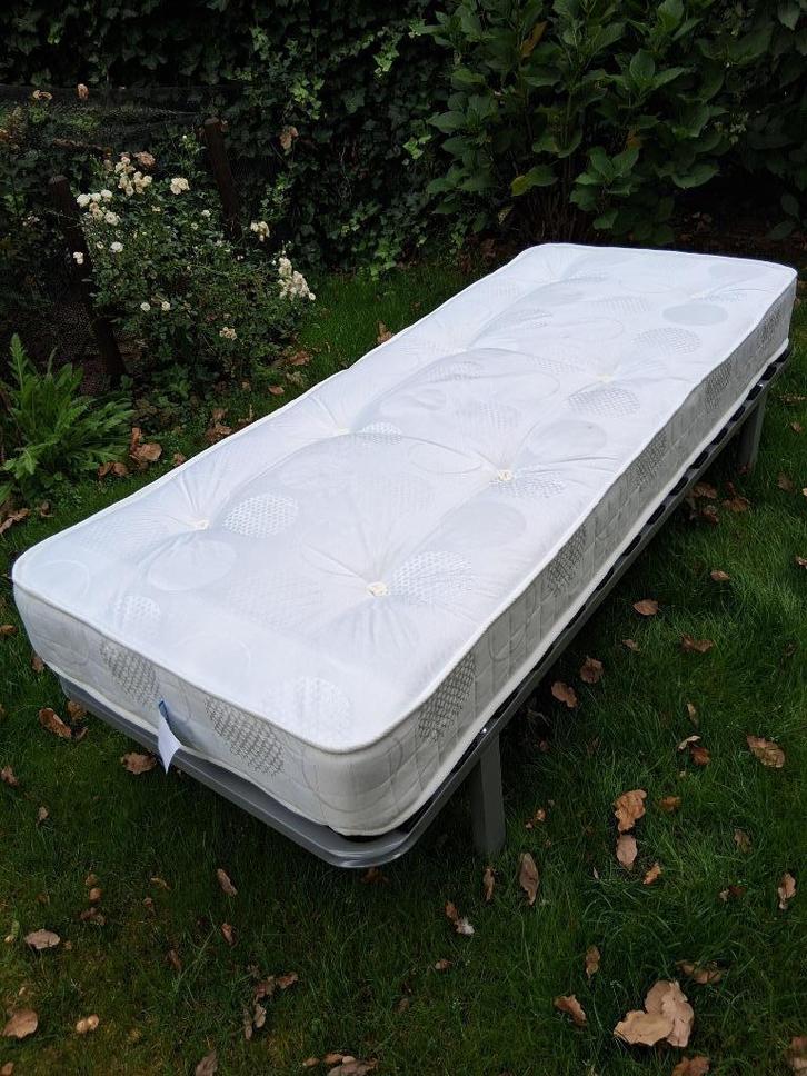 1x 1 persoons matras met lattenbodem bedframe niet gebruikt, Huis en Inrichting, Slaapkamer | Bedden, Zo goed als nieuw, Eenpersoons