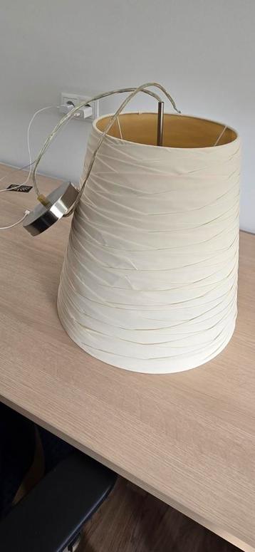 Mooie hanglamp met witte kap beschikbaar voor biedingen