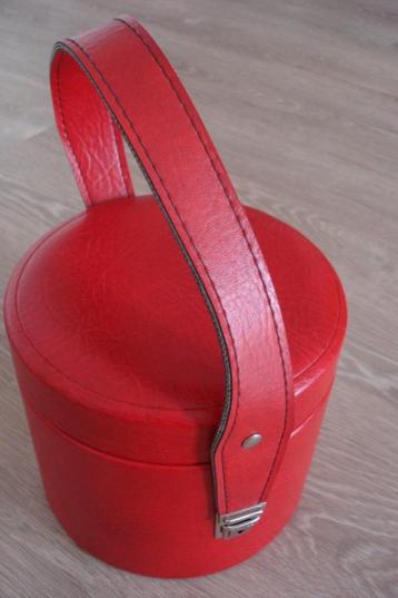 In nieuw staat grote rode retro hardcase ronde beautycase beschikbaar voor biedingen