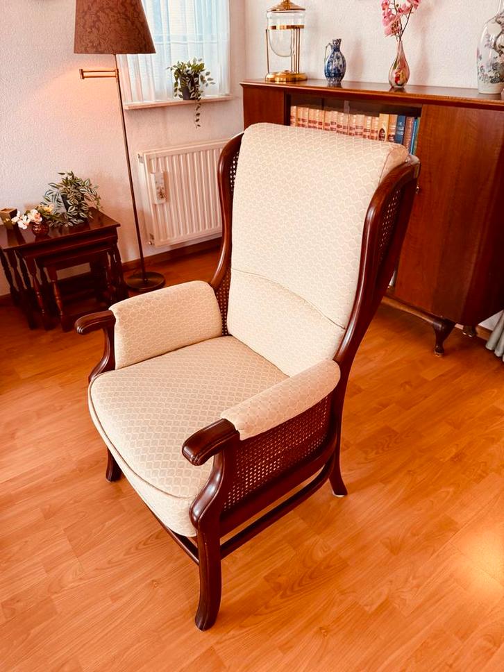 Klassieke fauteuil met houten frame, Huis en Inrichting, Fauteuils, Gebruikt, Hout, 50 tot 75 cm, 75 tot 100 cm, Ophalen