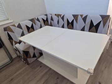 complete eethoek met tafel en bank beschikbaar voor biedingen