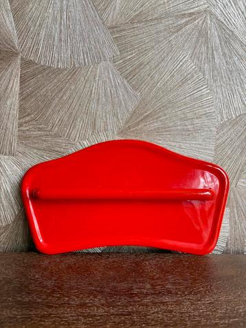 Vintage rood geëmailleerd wandrek beschikbaar voor biedingen