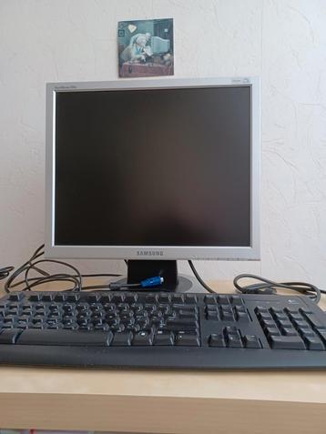 Computer monitor en keyboard  beschikbaar voor biedingen