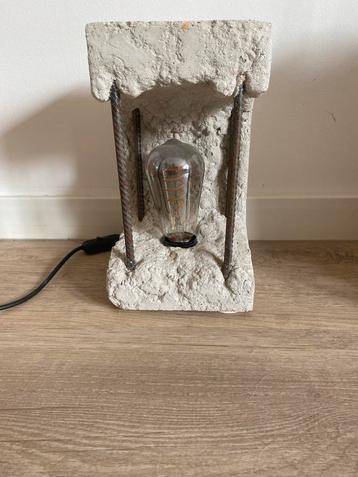 Betonnen Tafellamp met Bewapening beschikbaar voor biedingen