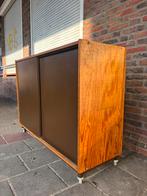 Vintage houten verrijdbare schoolkast jaren 70 zwenkwielen, Ophalen, Gebruikt, Grenenhout, Meerdere deuren