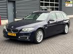 BMW 5-serie Touring 528i High Luxury Edition / PANO / TREKHA, Auto diversen, Schadeauto's, Automaat, Blauw, Stationwagon, Benzine