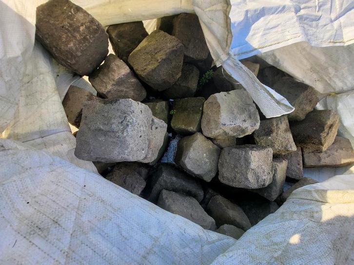 Partij basalt kinderkopjes / keien,, Tuin en Terras, Grind, Keien en Split, Zo goed als nieuw, Kei, Grijs, Basalt, Ophalen of Verzenden