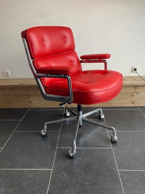 Vitra Eames ES 104 Lobby Chair , rood leder, Vitra, Ophalen of Verzenden, Zo goed als nieuw, Bureaustoel