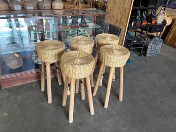 5 Mooie Barkrukken van hout met Rieten zitting beschikbaar voor biedingen