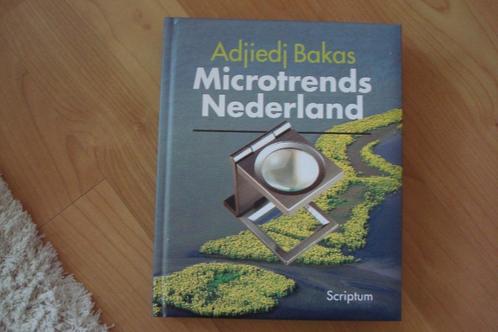 Microtrends Nederland - Adjiedj Bakas, Boeken, Politiek en Maatschappij, Gelezen, Nederland, Ophalen of Verzenden