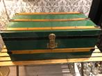 Antieke of vintage hutkoffer of reiskist / 'steamer trunk'., Ophalen