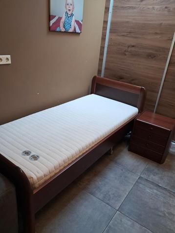 Nette Eenpersoonsbed 90x200 met nachtkastje beschikbaar voor biedingen