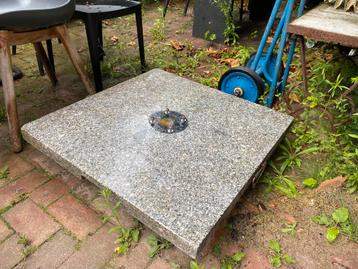 Stenen parasol voet beschikbaar voor biedingen