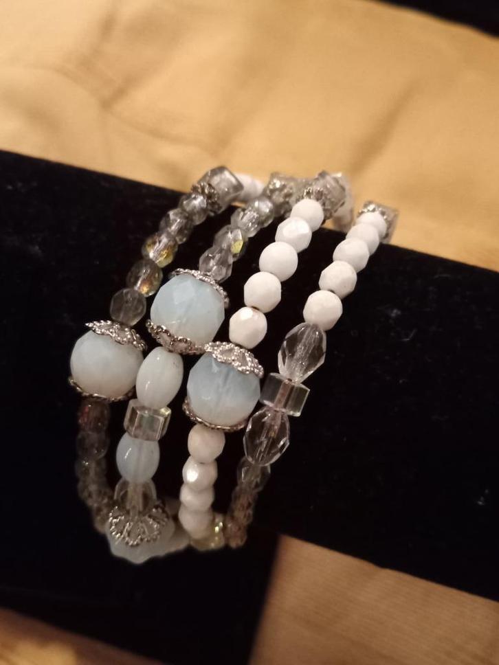 Elegante Memory Wire Armband – Witte & Zilveren Kralen, Sieraden, Tassen en Uiterlijk, Armbanden, Nieuw, Kunststof of Plastic