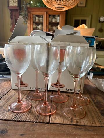 6 Luminarc wijnglazen met roze voet met originele dozen beschikbaar voor biedingen