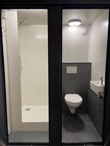 Complete badkamer met toilet en douche zeer compact beschikbaar voor biedingen