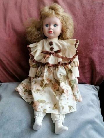 Leuke porseleinen pop 35 cm. Blond met beige jurk.  beschikbaar voor biedingen