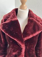 King Louie maat 38 wijnrode faux-fur fluffy jas 2430, Kleding | Dames, Jassen | Winter, Maat 38/40 (M), Ophalen of Verzenden, Zo goed als nieuw