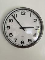 Wandklok wit met chromen rand, Huis en Inrichting, Ophalen of Verzenden, Zo goed als nieuw, Analoog, Wandklok