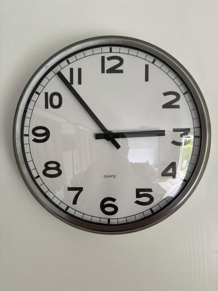 Wandklok wit met chromen rand, Huis en Inrichting, Woonaccessoires | Klokken, Zo goed als nieuw, Wandklok, Analoog, Ophalen of Verzenden