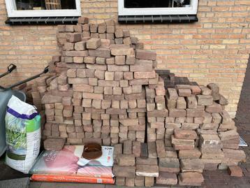 Oude gebakken stenen beschikbaar voor biedingen