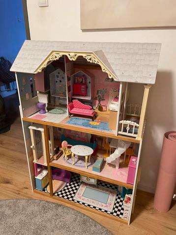 Grote poppenhuis inclusief meubels beschikbaar voor biedingen