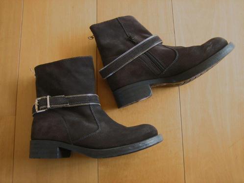 Sportieve zwart-bruin suede enkellaars UNISA 38 snazzeys, Kleding | Dames, Schoenen, Nieuw, Lage of Enkellaarzen, Bruin, Verzenden