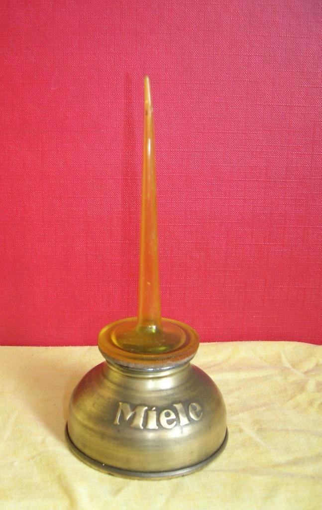 MIELE DRUKOLIE SPUITJE ROND 7 CM HOOG 14.5 CM, Antiek en Kunst, Antiek | Gereedschap en Instrumenten, Ophalen of Verzenden