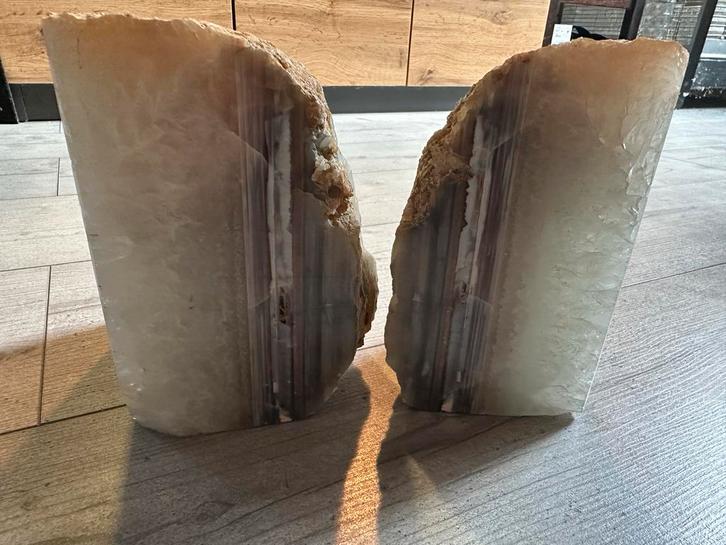 Bergkristal Geode met Agaat - Prachtig Afgewerkt!, Verzamelen, Mineralen en Fossielen, Mineraal, Ophalen of Verzenden