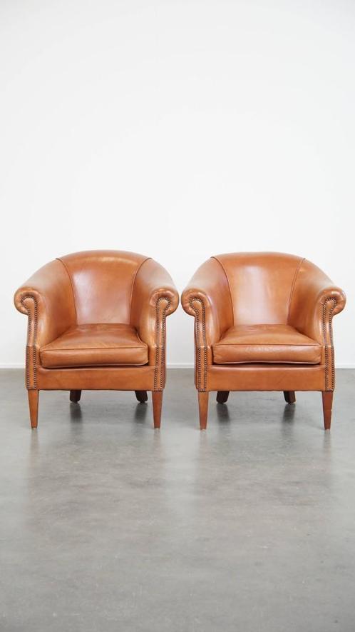 2 x Cognac kleurige rundleren clubfauteuil met siernagels, Huis en Inrichting, Fauteuils, Nieuw, Leer, 75 tot 100 cm, 75 tot 100 cm