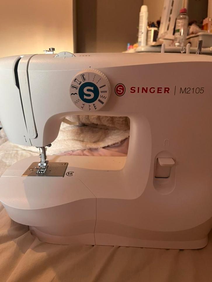 Naaimachine, met doos vol handig spul, Hobby en Vrije tijd, Naaimachines en Toebehoren, Zo goed als nieuw, Naaimachine, Overige merken