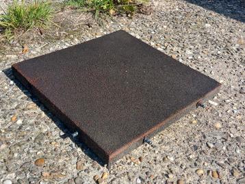 46 Rubber tegels 50x50x4,5. 4 zijden koppelbaar beschikbaar voor biedingen