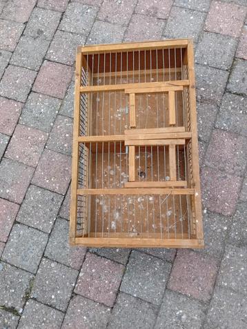 Vogel vervoerskooi beschikbaar voor biedingen