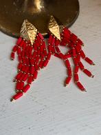 Artistieke “Oorhangers” verguld met rode staafjes, Ophalen of Verzenden, Zo goed als nieuw, Rood, Overige materialen