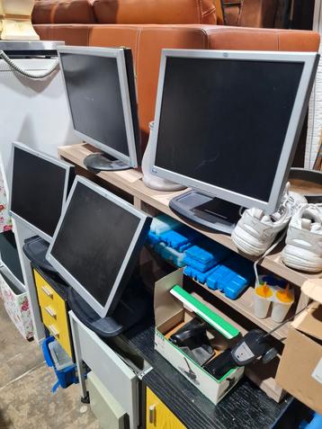 Grote partij monitoren diverse soorten en maten oa Hp, Dell, beschikbaar voor biedingen