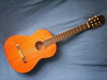 spaanse klassieke gitaar met nylon snaren beschikbaar voor biedingen