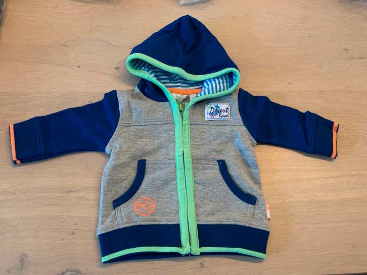 Feetje vest met capuchon. Nieuw !, Kinderen en Baby's, Babykleding | Maat 62, Nieuw, Jongetje, Truitje of Vestje, Ophalen of Verzenden
