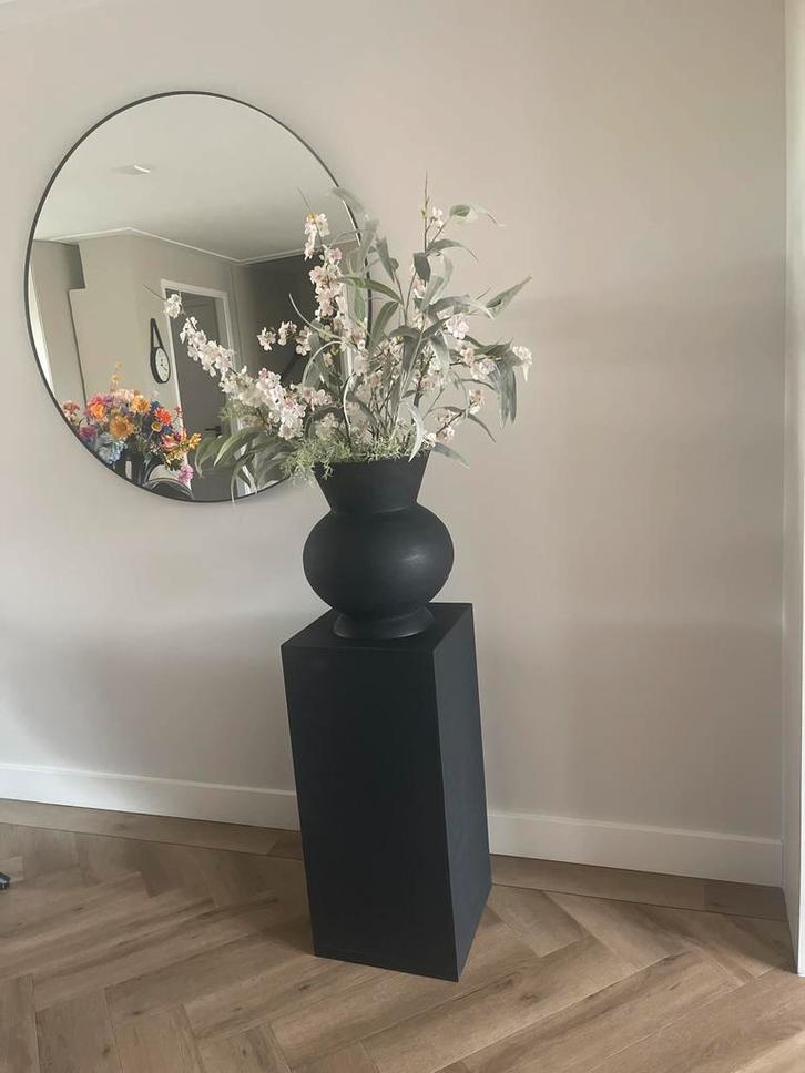 Stijlvolle Zwarte Vaas op Sokkel inclusief bloemen, Huis en Inrichting, Woonaccessoires | Vazen, Zo goed als nieuw, Zwart, 75 cm of meer