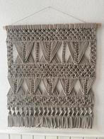 Grote grijze macrame wandhanger 59x65 cm, Ophalen of Verzenden, Zo goed als nieuw