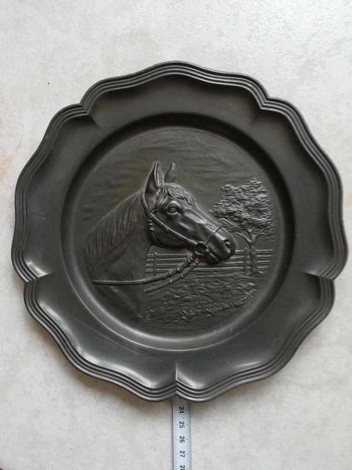 Een mooi tinnen (wand) bord met paardenhoofd in reliëf.
23 c, Antiek en Kunst, Antiek | Tin, Ophalen of Verzenden