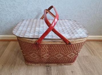 Oude lunch picknickmand beschikbaar voor biedingen